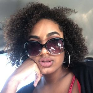 Meet your Posher, Dejah